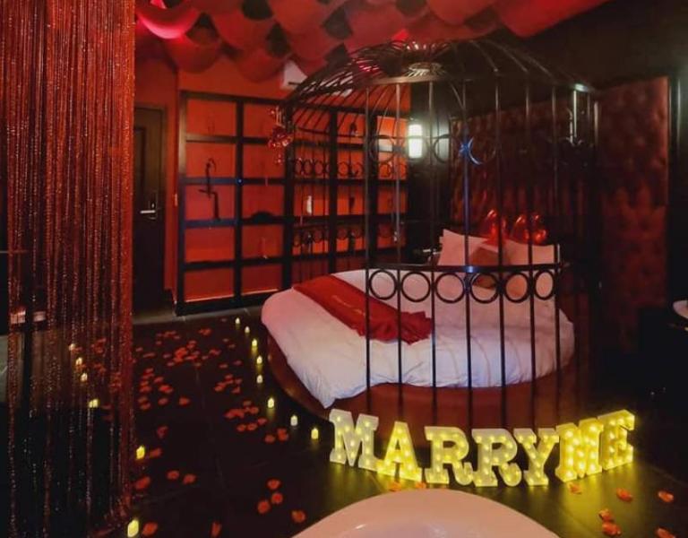   
          Trải Nghiệm Phòng QUEEN - Chốn Thiên Đường Dành Cho Các Cặp Vợ Chồng Mới Cưới