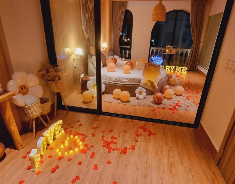   
          Setup phòng cầu hôn đầy lãng mạn cùng Miami Hotel
