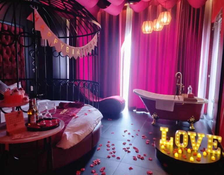   
          Sinh Nhật Lãng Mạn – Gắn Kết Tình Yêu Trong Không Gian Queen Room